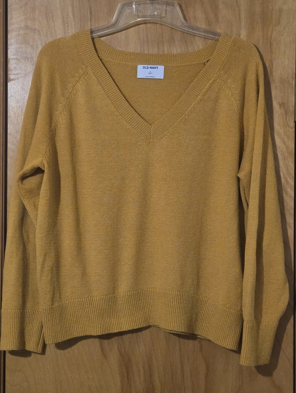 Old Navy Men's V-Neck Sweater in Mustard Yellow Size M